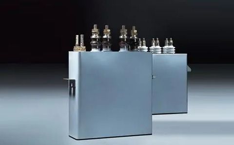 電容器在直流電路中起什么作用？